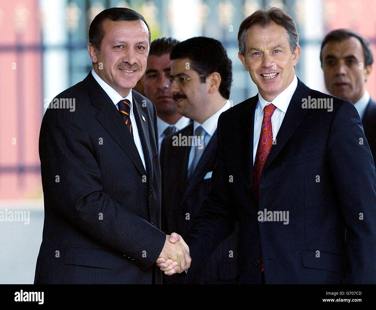 Le Premier ministre turc Tony Blair (à droite) est accueilli par le Premier ministre turc Recep Erdogan après son arrivée à Ankora, pour un sommet qui a déjà été éclipsé par l'Irak, le terrorisme et les doutes sur son leadership.Le départ de M. Blair de Londres ce matin a été retardé, car les détails de l'assassinat du dirigeant du conseil de gouvernement irakien à un poste de contrôle à Bagdad lui ont été communiqués. Banque D'Images