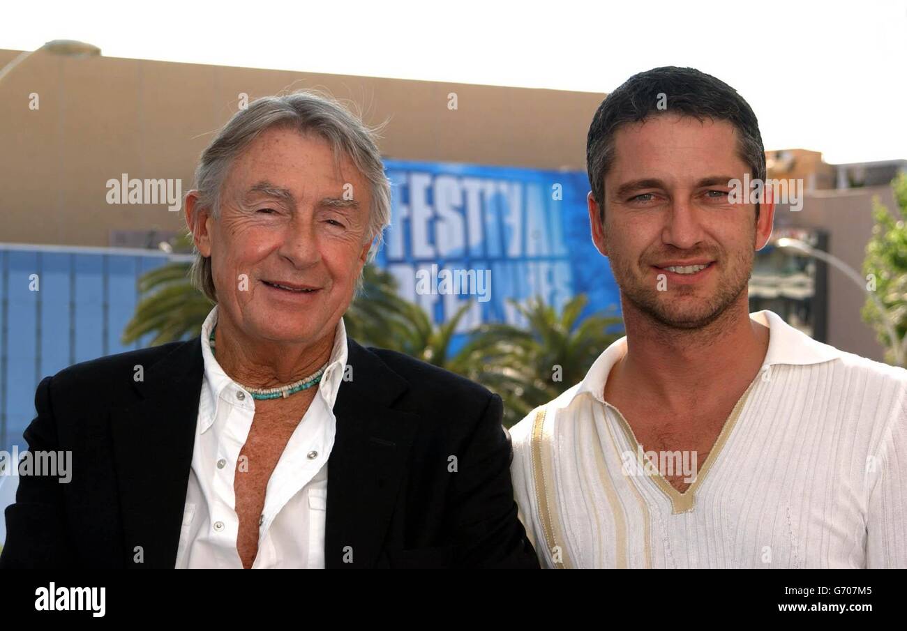 Le réalisateur Joel Schumacher (à gauche) et l'acteur Gerard Butler lors d'un photocall pour promouvoir leur nouveau film fantôme de l'Opéra, à l'Hôtel Majestic dans le cadre du 57e Festival annuel du film de Cannes en France. Banque D'Images