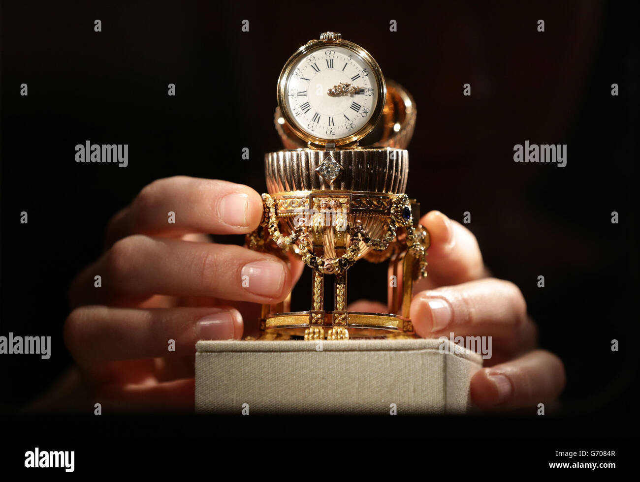 Magdalena Zdzieblowska, membre du personnel de Wartski, pose avec un œuf Faberge nouvellement découvert, exposé pendant quatre jours à une exposition à Wartski, dans le centre de Londres. Banque D'Images