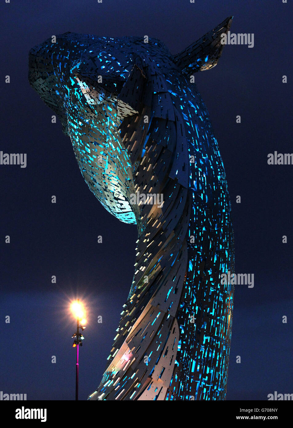 Un test d'éclairage est effectué sur les Kelpies à Falkirk avant leur ouverture officielle au public plus tard ce mois-ci. Banque D'Images