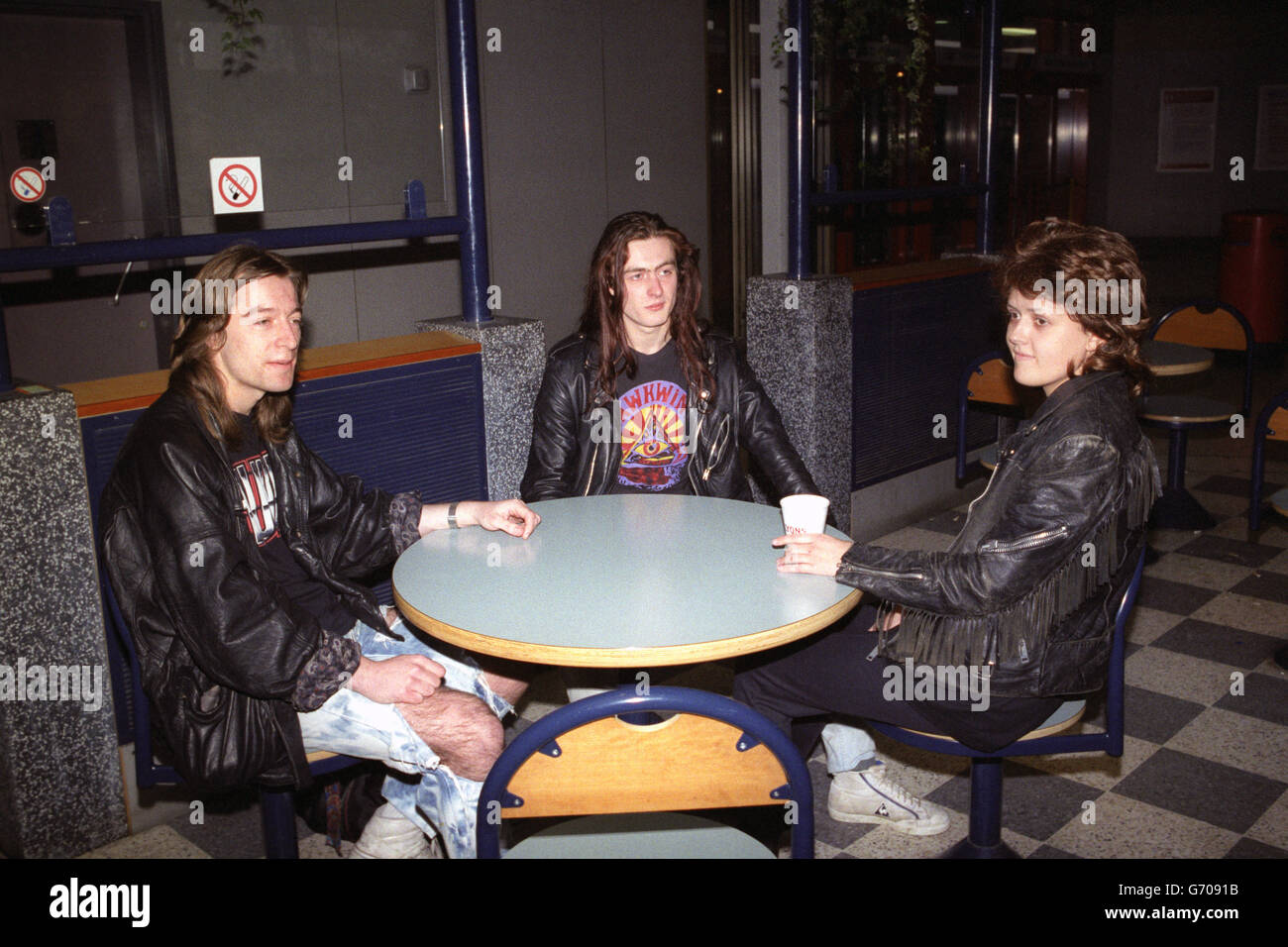 Le WPC Helen Kay (r) dans le rôle de Rachel McLean, absente du premier cycle d'Oxford, avec l'ami de Rachel John Tanner (l) et un volontaire posant comme l'« étranger de mystère », assis à une table dans un café de la gare d'Oxford pendant une reconstruction policière de ce jour-là. Banque D'Images