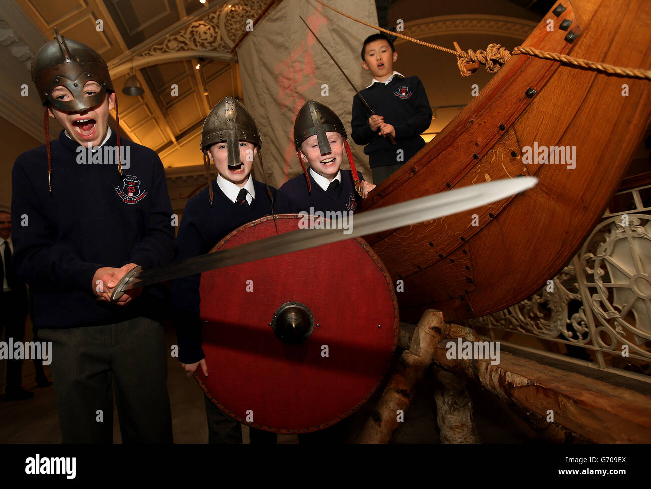 Catholic University School, élèves de 4e classe, (à partir de la gauche) Samuel Byrne, Paul Woods, James Murphy et Charlie Zhang, lors du lancement de deux expositions, au Musée national d'Irlande, Dublin, pour marquer le 1000e anniversaire de la bataille de Clontarf. Banque D'Images