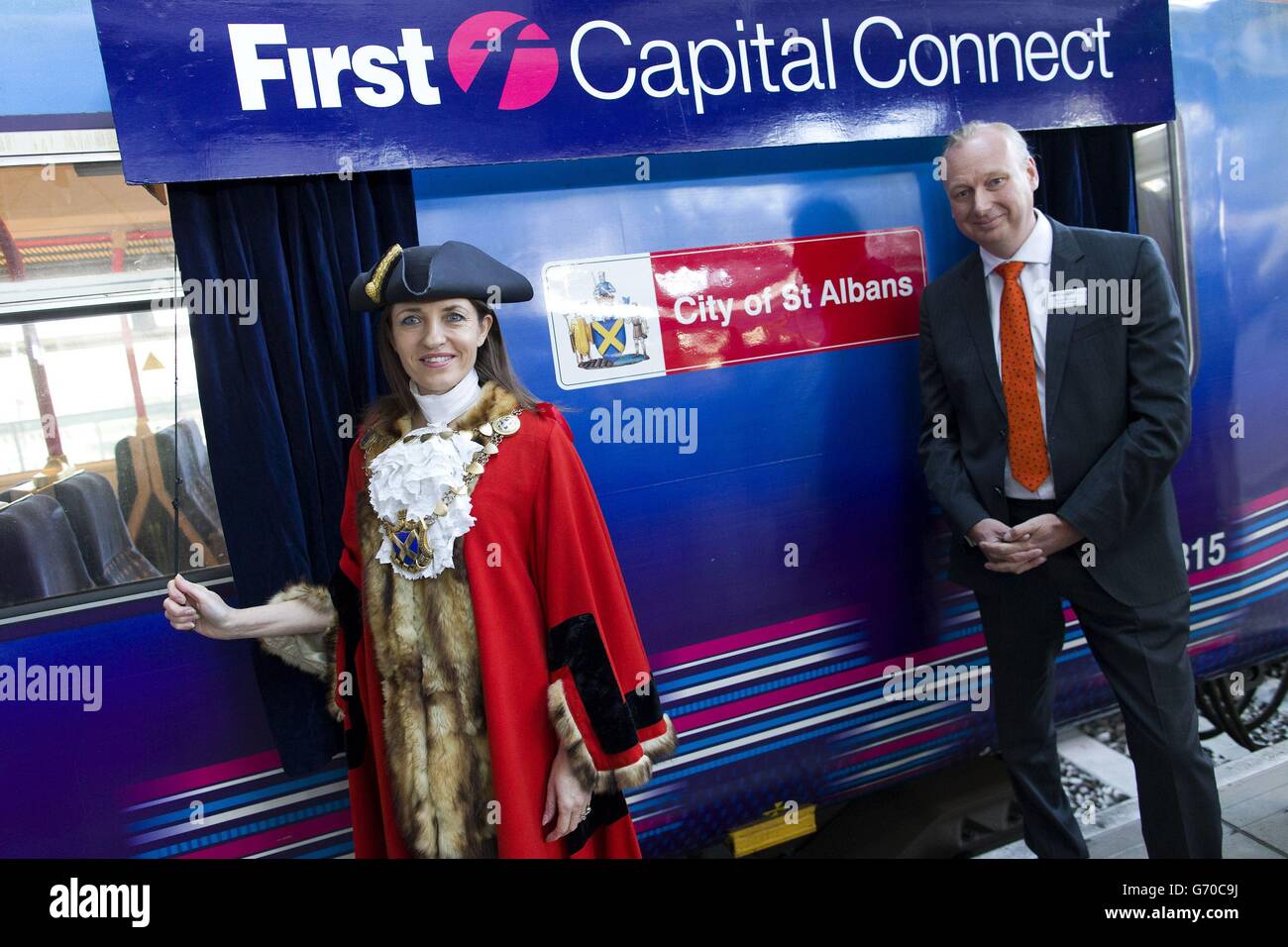 Maire de la ville et du quartier de St. Albans, Cllr Annie Brewster (à gauche) avec le directeur général David Statham (à droite) à la gare de Blackfriars de Londres, alors qu'ils dévoilent le nom d'un train First Capital Connect appelé « City of St Albans » à Londres. Banque D'Images