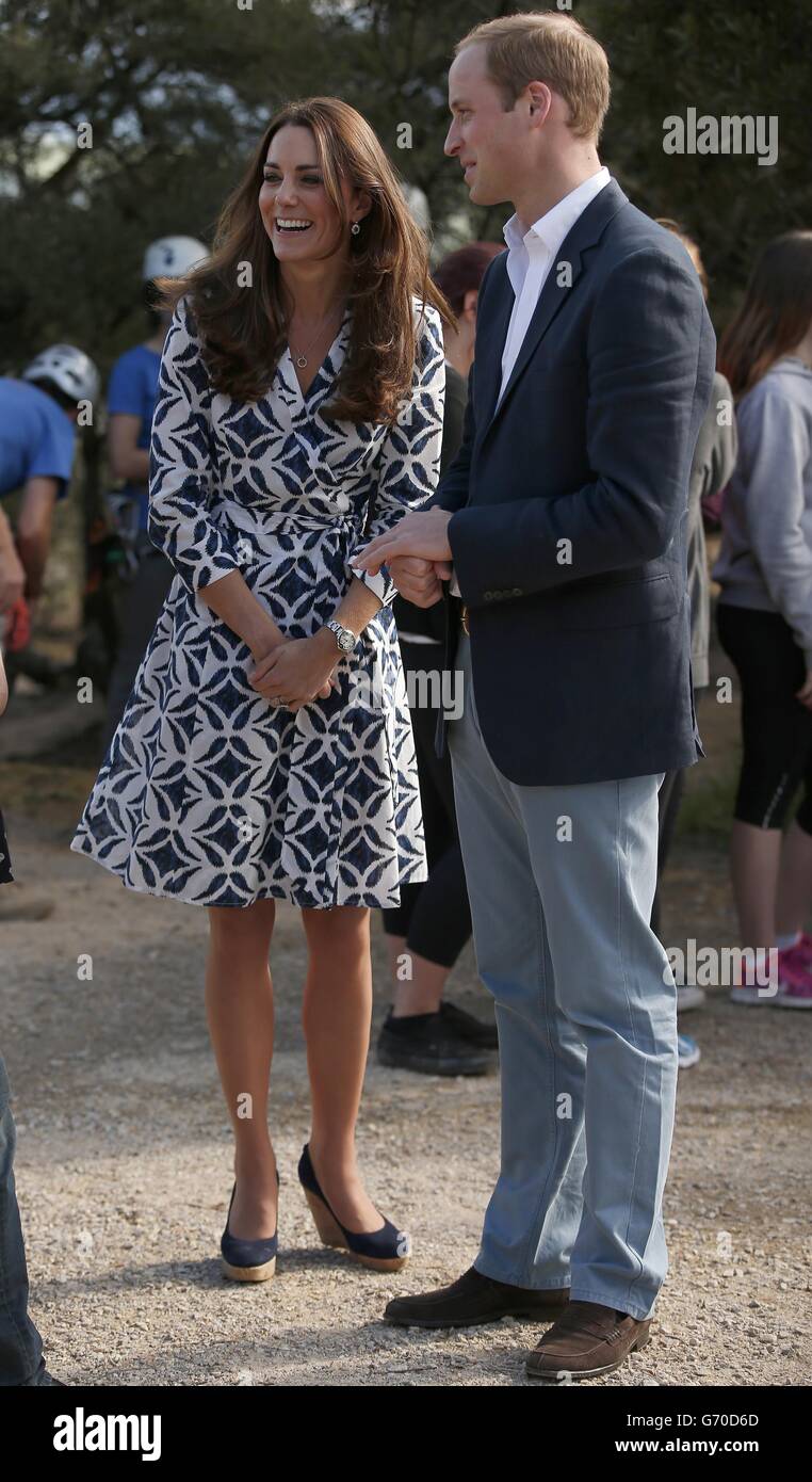 Le duc et la duchesse de Cambridge rient après avoir visité le point de vue de Narrow Neck et observé la descente en rappel par le groupe Mountain Youth Services dans la ville des Blue Mountains de Katoomba, à l'ouest de Sydney. Banque D'Images