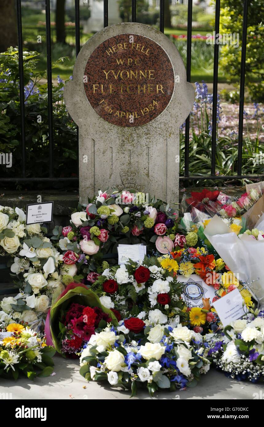 Des hommages floraux ont été rendus à l'occasion d'un service commémoratif tenu à la place Saint-James, à Londres, pour marquer le trentième anniversaire de la mort de WPC Yvonne Fletcher. Banque D'Images