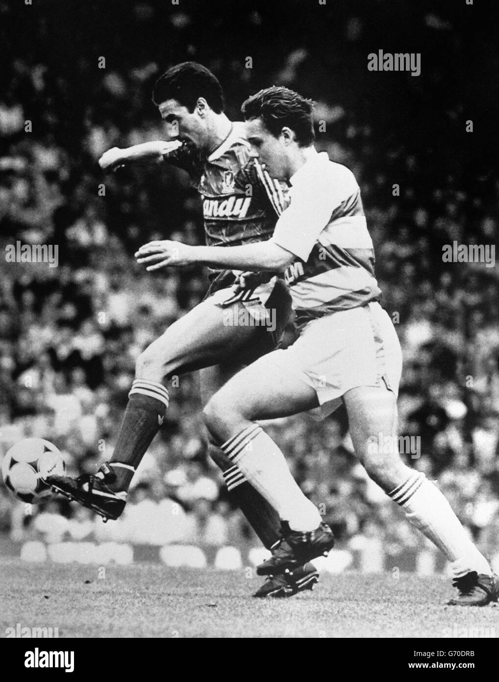 Ian Rush (l), de Liverpool, se défait d'un défi lancé par un défenseur des Queens Park Rangers lors du match Barclay's League Division One à Anfield. Banque D'Images