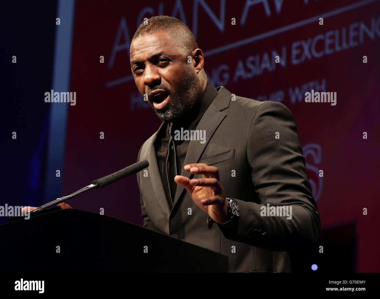 Idris Elba s'est exprimé sur scène lors des Asian Awards, au Grosvenor House Hotel, dans le centre de Londres. Banque D'Images