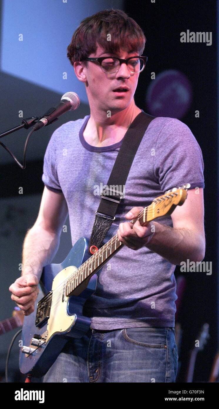 Graham Coxon joue en direct à HMV Oxford Street dans le centre de Londres, pour promouvoir son nouvel album "Happiness in magazines" qui a été publié. Banque D'Images