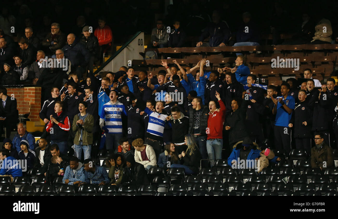 Soccer - FA Youth Cup - demi-finale - deuxième jambe - Fulham v Reading - Craven Cottage. Les fans de lecture soutiennent leur équipe dans les tribunes Banque D'Images