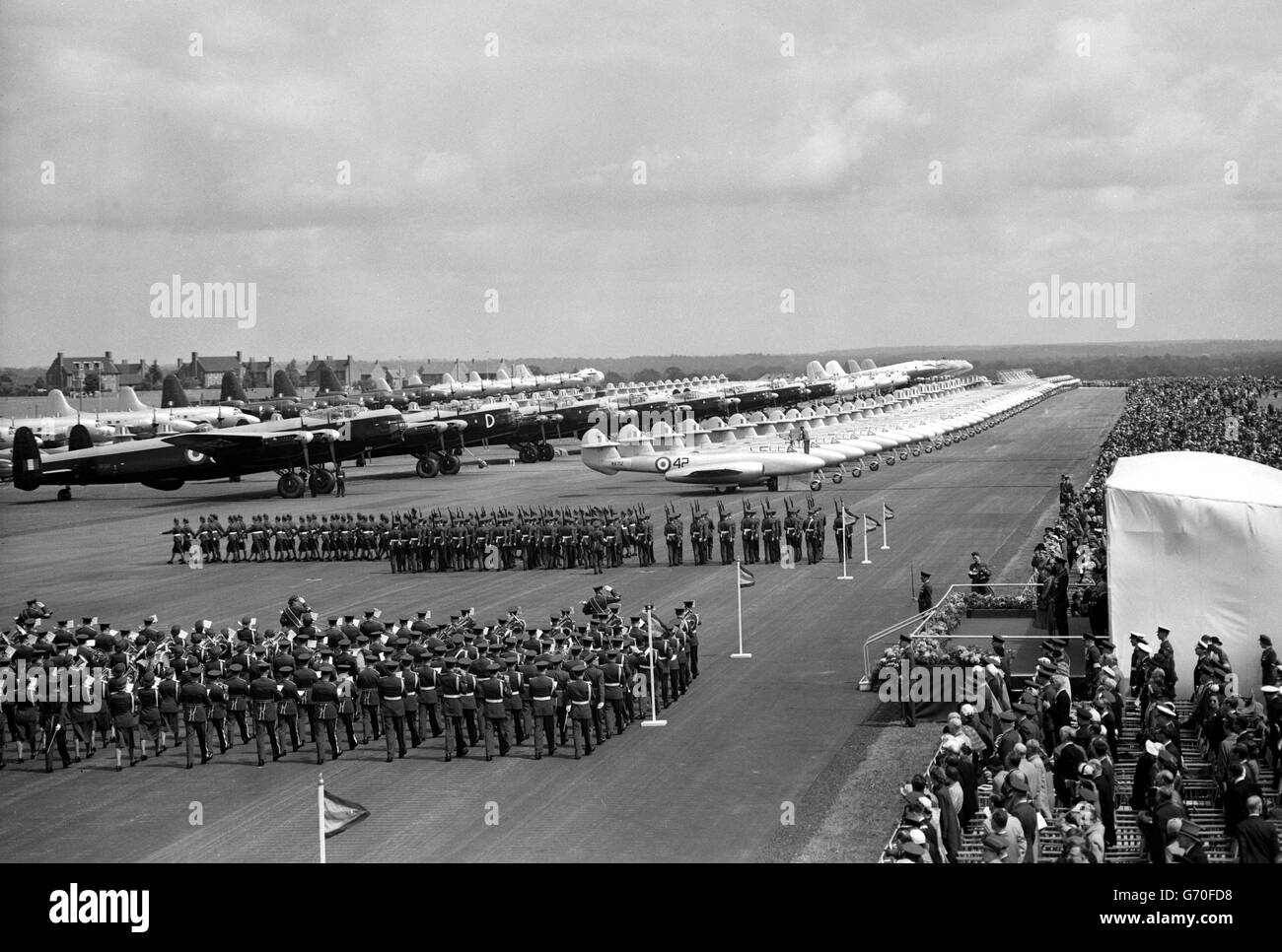 Des membres de la RAF et de la WRAF défilent devant la Reine et le duc d'Édimbourg. La Reine, accompagnée du duc d'Édimbourg, a procédé à l'examen du couronnement de la Royal Air Force, à la station RAF, Odiham, Hampshire. Avec plus de 318 avions au sol, et plus de 600 prenant part à un vol passé, l'examen a été le plus grand défilé d'avions dans l'histoire du service. Banque D'Images