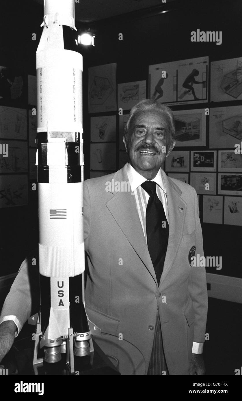 Le concepteur de la NASA Raymond Loewy, le « consultant en habitabilité » de l'agence spatiale, debout devant une sélection de ses conceptions pour l'intérieur des véhicules spatiaux sur lesquels il a travaillé de 1967 à 1972. Banque D'Images