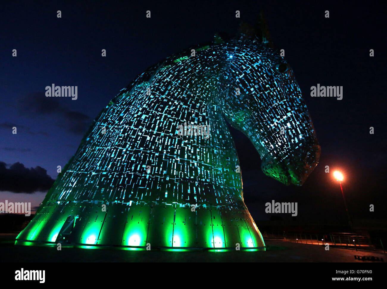 Un test d'éclairage est effectué sur les Kelpies à Falkirk avant leur ouverture officielle au public plus tard ce mois-ci. Banque D'Images