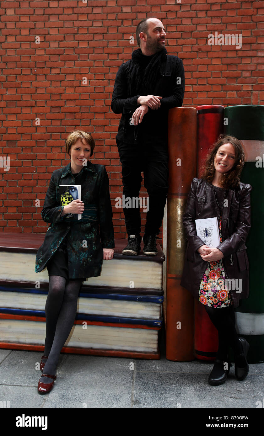 Auteurs Sinead Crowley (à gauche) et Michele Forbes avec le musicien Adrian Crowley, qui participent tous à la Dublin Writers Festival aide pour lancer le programme 2014 des événements en Meeting House Square, Temple Bar, Dublin. Banque D'Images