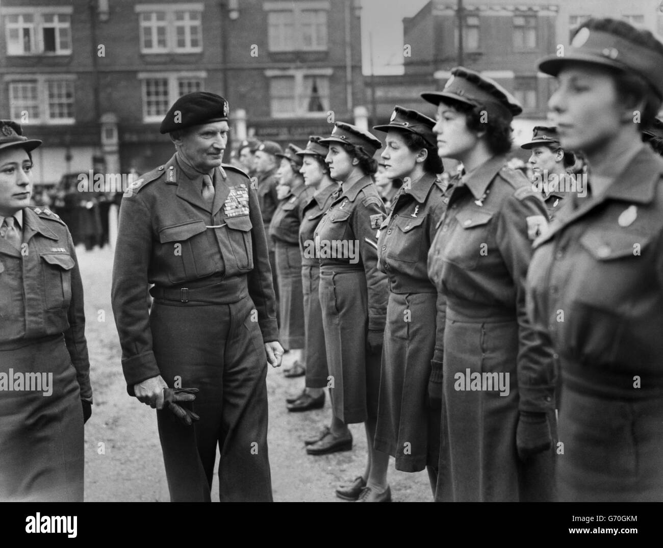 Le vicomte du maréchal Montgomery inspecte les membres du corps royal des femmes à son arrivée pour recevoir la liberté au Regal Cinema, Hammersmith, et inaugure la semaine civique de ce quartier de Londres. Banque D'Images