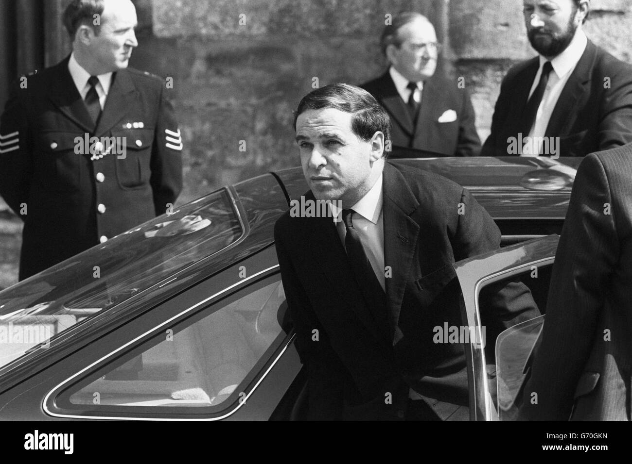 Le secrétaire d'État Leon Brittan arrive à la cathédrale de Salisbury pour le service funéraire de WPC Yvonne Fletcher, du poste de police de Bow Street, à Londres, qui est décédé devant le Bureau populaire libyen, à la place Saint-Jacques, à Londres. Le siège qui a suivi sa mort a pris fin aujourd'hui. 27/4/1984 Banque D'Images