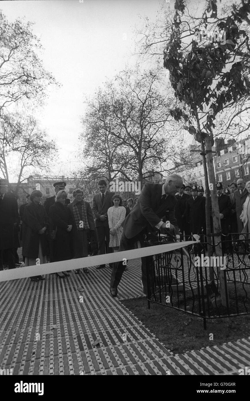 Tim Fletcher, le père du WPC Yvonne Fletcher assassiné, termine la plantation d'un cerisier fleuri sur la place Saint-James, à Londres, lorsqu'une cérémonie a eu lieu en l'honneur de la mort de sa fille. Yvonne a été abattu à l'extérieur du Bureau populaire libyen en avril dernier. Banque D'Images Tim Fletcher, le père du WPC Yvonne Fletcher assassiné, termine la plantation d'un cerisier fleuri sur la place Saint-James, à Londres, lorsqu'une cérémonie a eu lieu en l'honneur de la mort de sa fille. Yvonne a été abattu à l'extérieur du Bureau populaire libyen en avril dernier. Banque D'Images