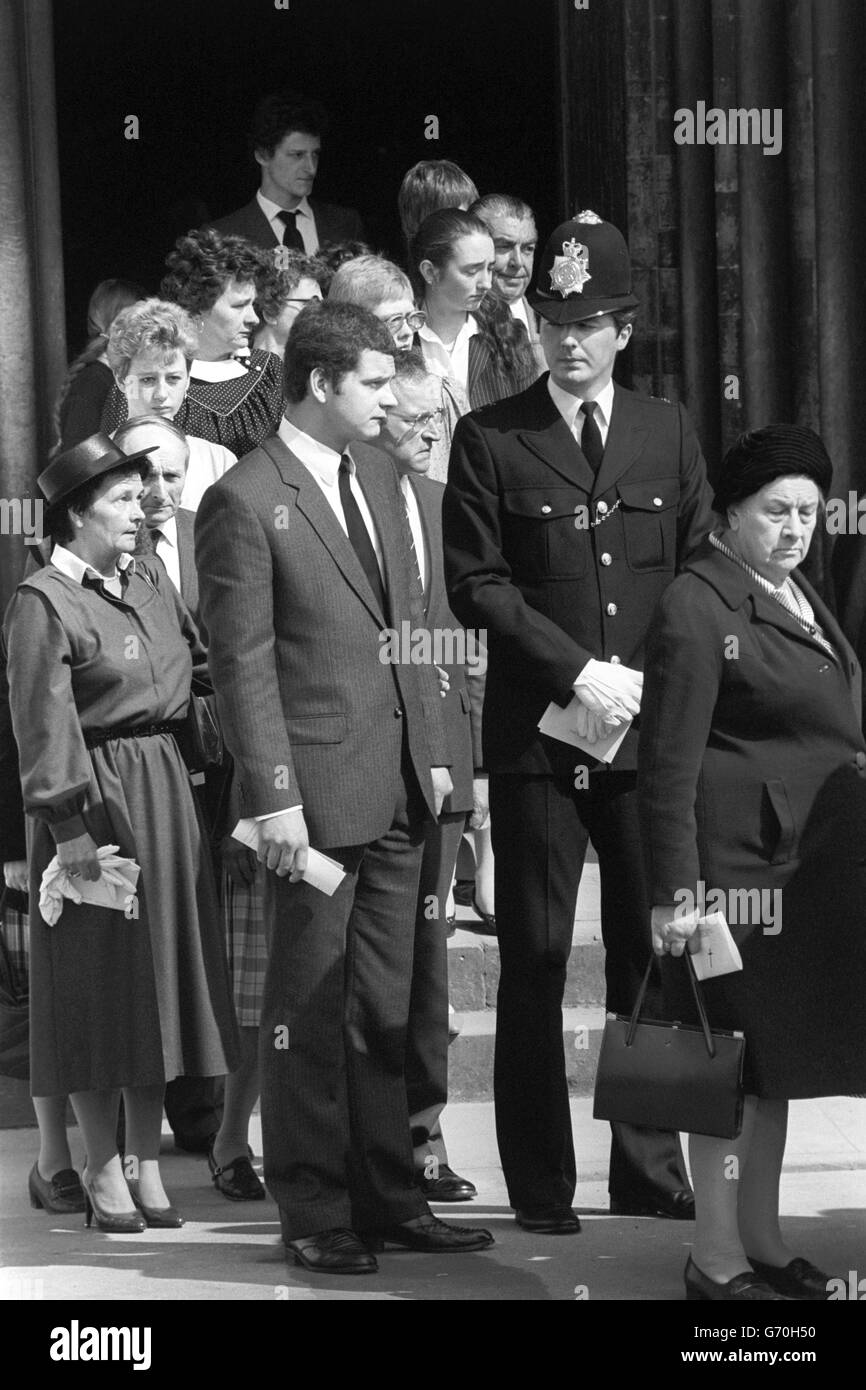 Le service funéraire de WPC Yvonne Fletcher a eu lieu à la cathédrale de Salisbury. Le fiancé d'Yvonne, le PC Michael Liddle (au centre), 24 ans, de Gorleston, Norfolk, et d'autres collègues de travail d'officiers de police se sont joints à la famille en deuil lorsqu'ils ont quitté le service. Banque D'Images Le service funéraire de WPC Yvonne Fletcher a eu lieu à la cathédrale de Salisbury. Le fiancé d'Yvonne, le PC Michael Liddle (au centre), 24 ans, de Gorleston, Norfolk, et d'autres collègues de travail d'officiers de police se sont joints à la famille en deuil lorsqu'ils ont quitté le service. Banque D'Images