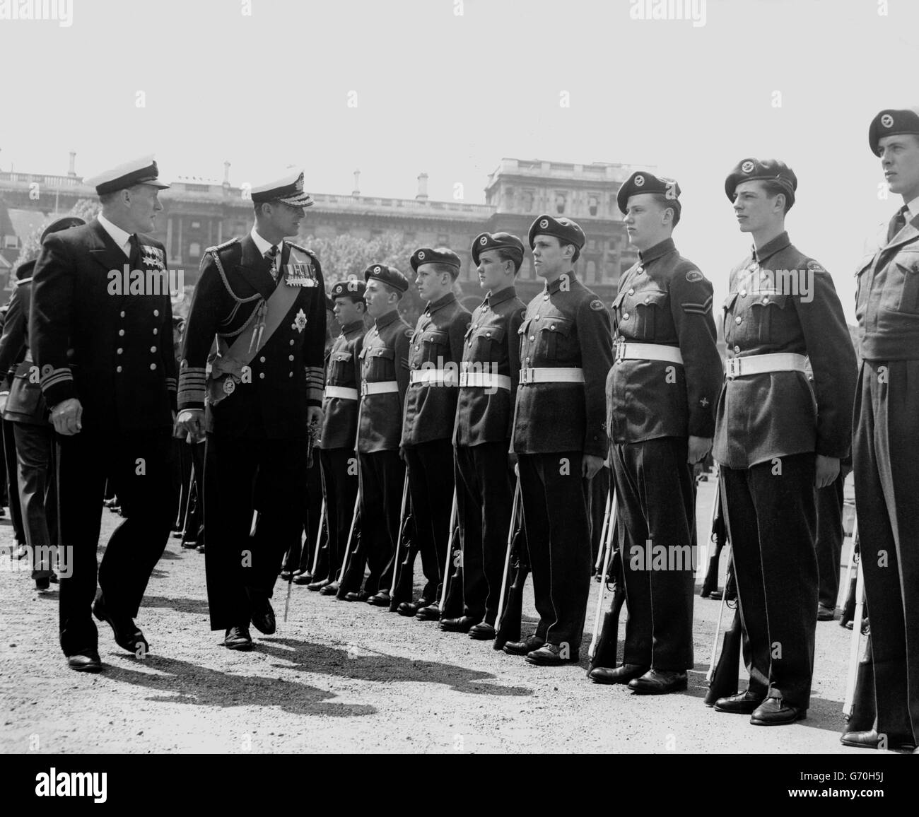 Le duc d'Édimbourg inspecte le contingent du corps d'entraînement aérien lors du défilé cérémonial du corps des cadets des trois Services sur la parade des gardes à cheval, Londres. Le défilé a été un préalable à l'entrée des cadets dans les Services. Banque D'Images