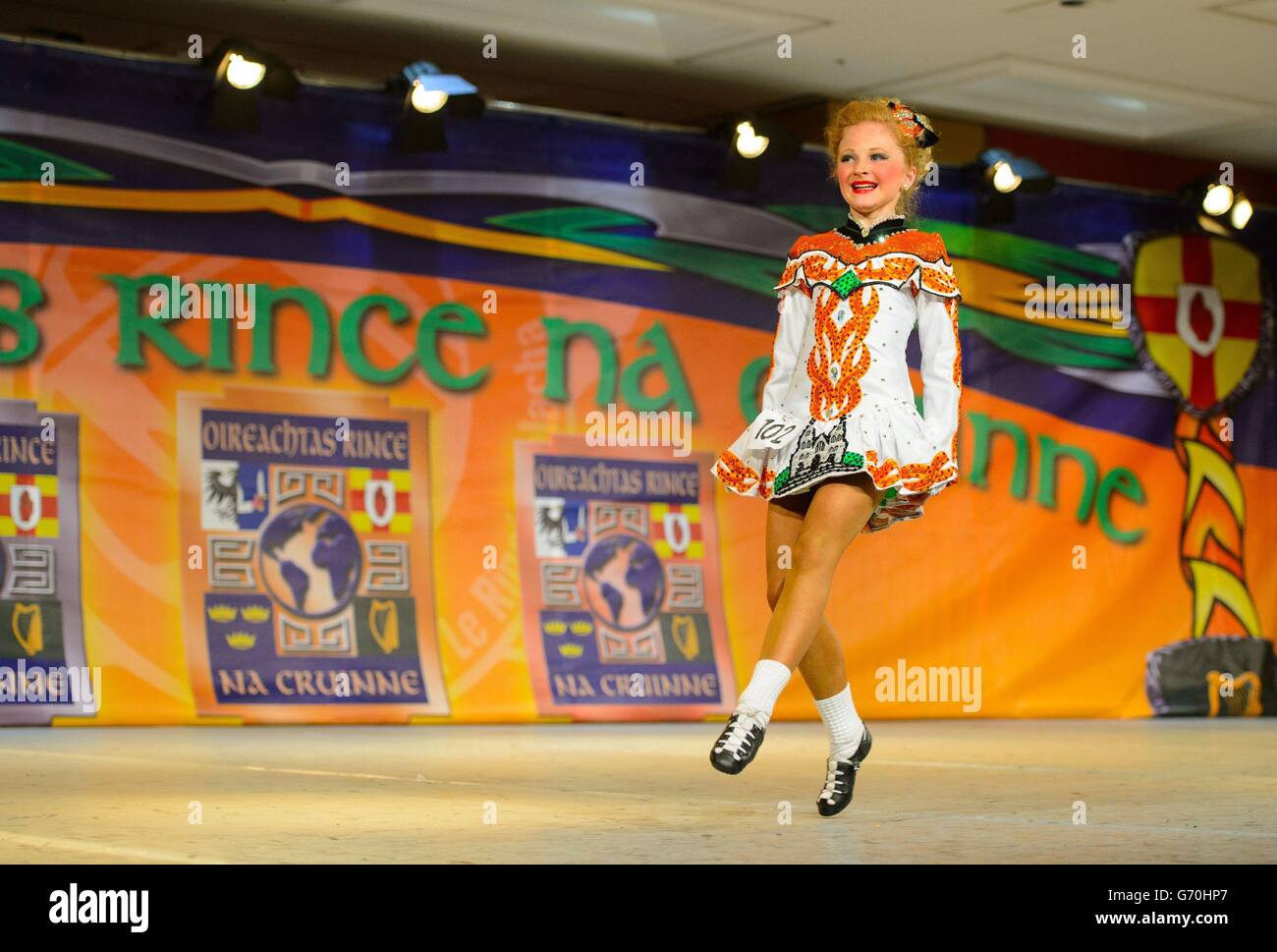 Une danseuse participe au World Irish Dancing Championships 2014, à l'hôtel Hilton London Metropole, dans le centre de Londres. Banque D'Images