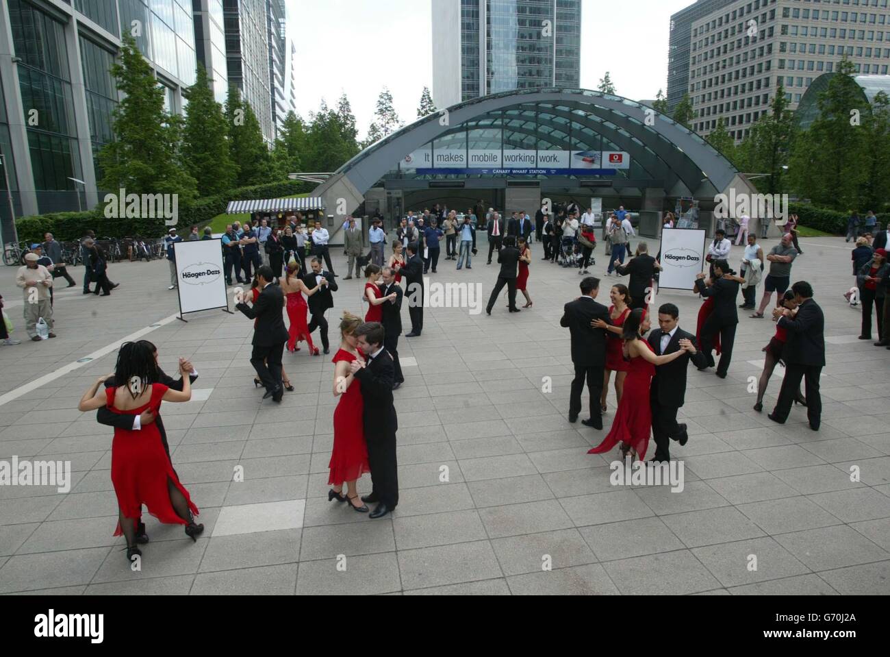 Les « musiciens » de Haagen-Dazs qui dansent plutôt que de chanter apportent un léger soulagement aux voyageurs en métro à la gare de Canary Wharf, Londres. L'événement était de célébrer le lancement de la nouvelle crème glacée au caramel et au caramel de Haagen-Dazs Dulce de Leche. La crème glacée est basée sur le dessert argentin du même nom et les « danseurs » ont décidé de jouer sur son thème argentin, en puisant dans l'actuelle folie latino-américaine, en se concentrant en particulier sur la danse latino-américaine. Banque D'Images