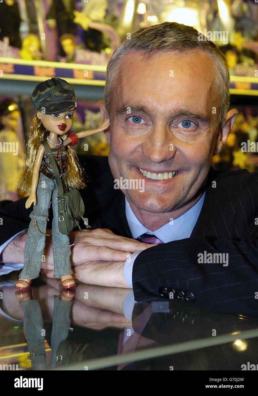 Nick Austin, directeur général de Vivid Imaginations, pose avec une poupée  Bratz dans la boutique Bratz de Hamleys à Londres.Le nouveau jouet no 1 du  Royaume-Uni a volé la couronne de Barbie
