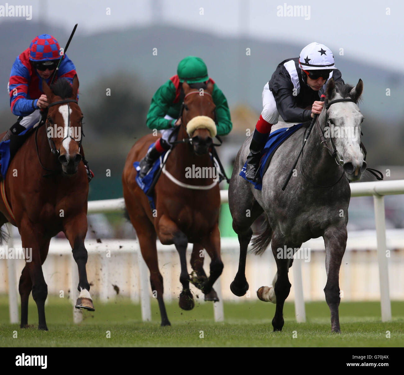 Le Booker, criblé de Fran Berry, remporte le Fonds européen des éleveurs de Stallion Farms d'Irlande, Fillies Maiden, lors de la Journée des mises en joie de Big Bad Bob et de la course de chevaux de guerre à l'hippodrome de Curragh, Co Kildare, en Irlande. Banque D'Images