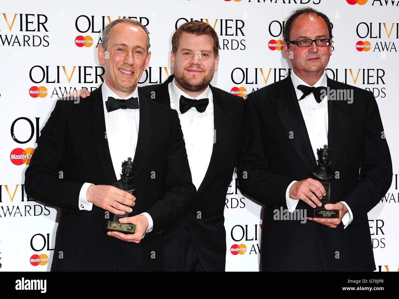 Sir Nicholas Hytner (à gauche) et Nick Starr (à droite) remportent le prix spécial, remis par James Corden à l'Opéra royal de Covent Garden, Londres. Banque D'Images