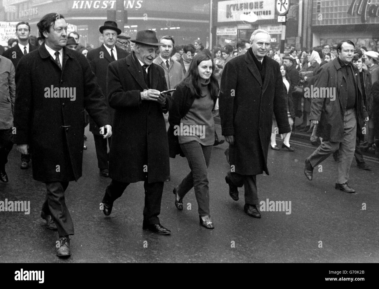 Mlle Bernadette Devlin, députée des droits civils de Mid-Ulster, marchant avec des manifestants anti-apartheid à Dublin, où les Springboks sud-africains jouaient en Irlande au terrain de Landsdown Road, à Dublin. Banque D'Images