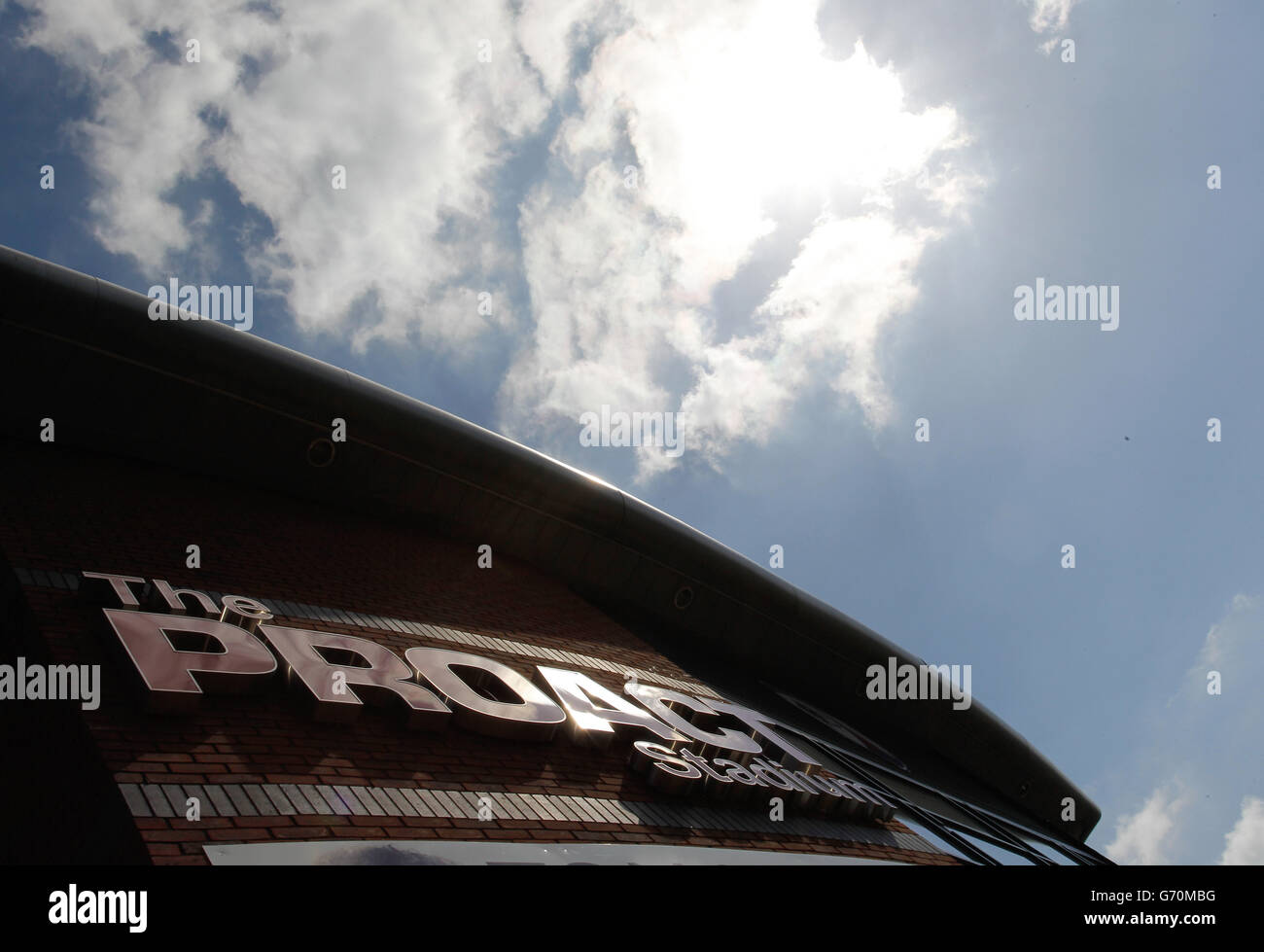 Le soleil brille sur le stade Proact de Chesterfield avant le match de la Sky Bet League Two au stade Proact, Chesterfield. Banque D'Images