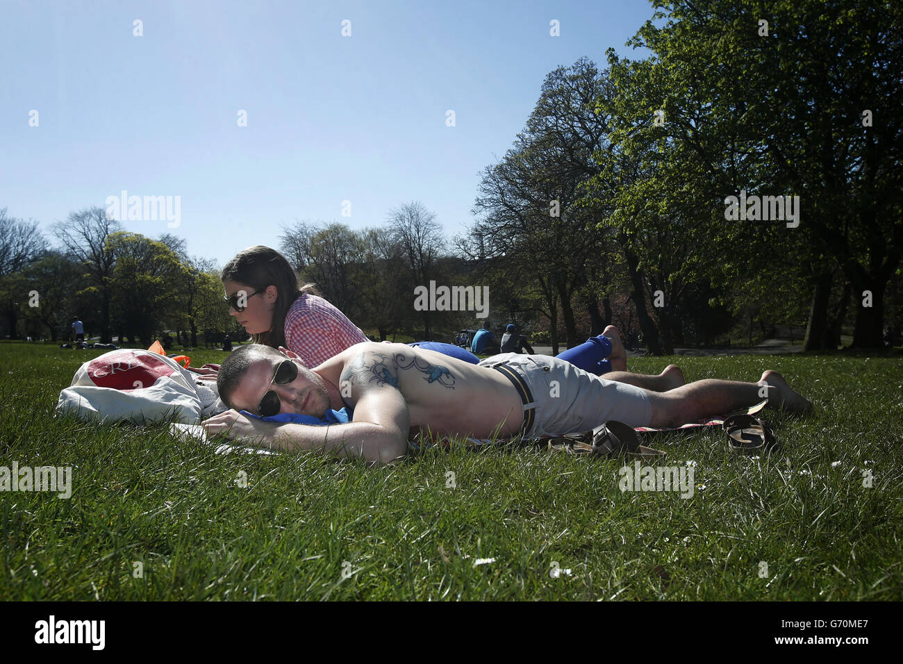 Kate Kennedy et James Elliott apprécient le beau temps au parc Kelvingrove de Glasgow, en Écosse. Banque D'Images