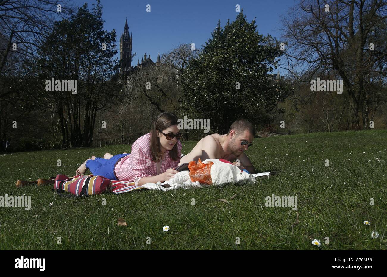 Kate Kennedy et James Elliott apprécient le beau temps au parc Kelvingrove de Glasgow, en Écosse. Banque D'Images