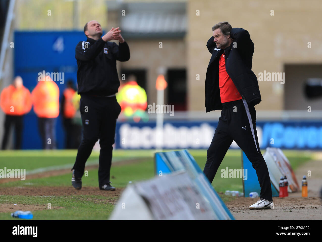 Steven Pressley, directeur municipal de Coventry, et Neil MacFarlane, entraîneur, montrent leur déjection après que Nathan Eccleston a manqué une chance en or de marquer avant que Swindon ait marqué leur gagnant lors de la victoire de Swindon Town en 2.1 Banque D'Images