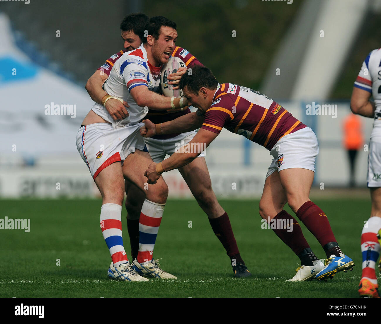 Daniel Smith de Wakefield Wildcats est attaqué par Huddersfield Giants Shaun Lunt lors du premier match de Super League Utility au stade John Smith, Huddersfield. Banque D'Images