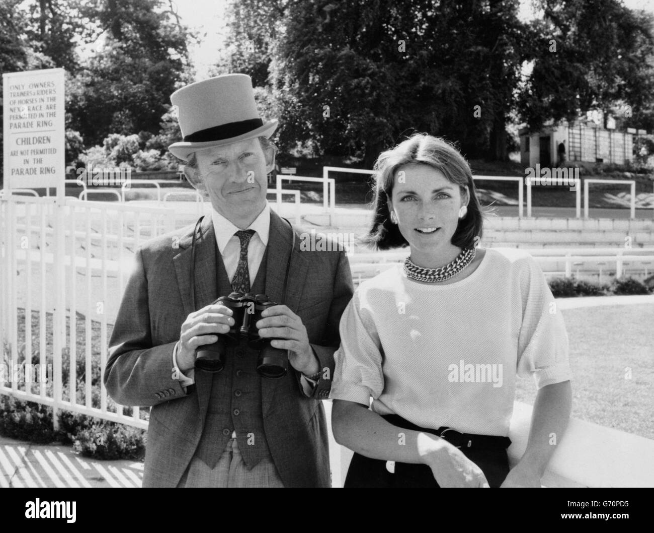 L'équipe Ascot de BBC Television pour cette année présente le correspondant de course Julian Wilson et l'expert en mode Miriam Francome.Miriam, ex-mannequin et épouse de l'ancien champion de la chasse nationale John, fera part de ses propres commentaires sur la mode Ascot de cette année, qui sera exposée mercredi et le jour des dames. Banque D'Images