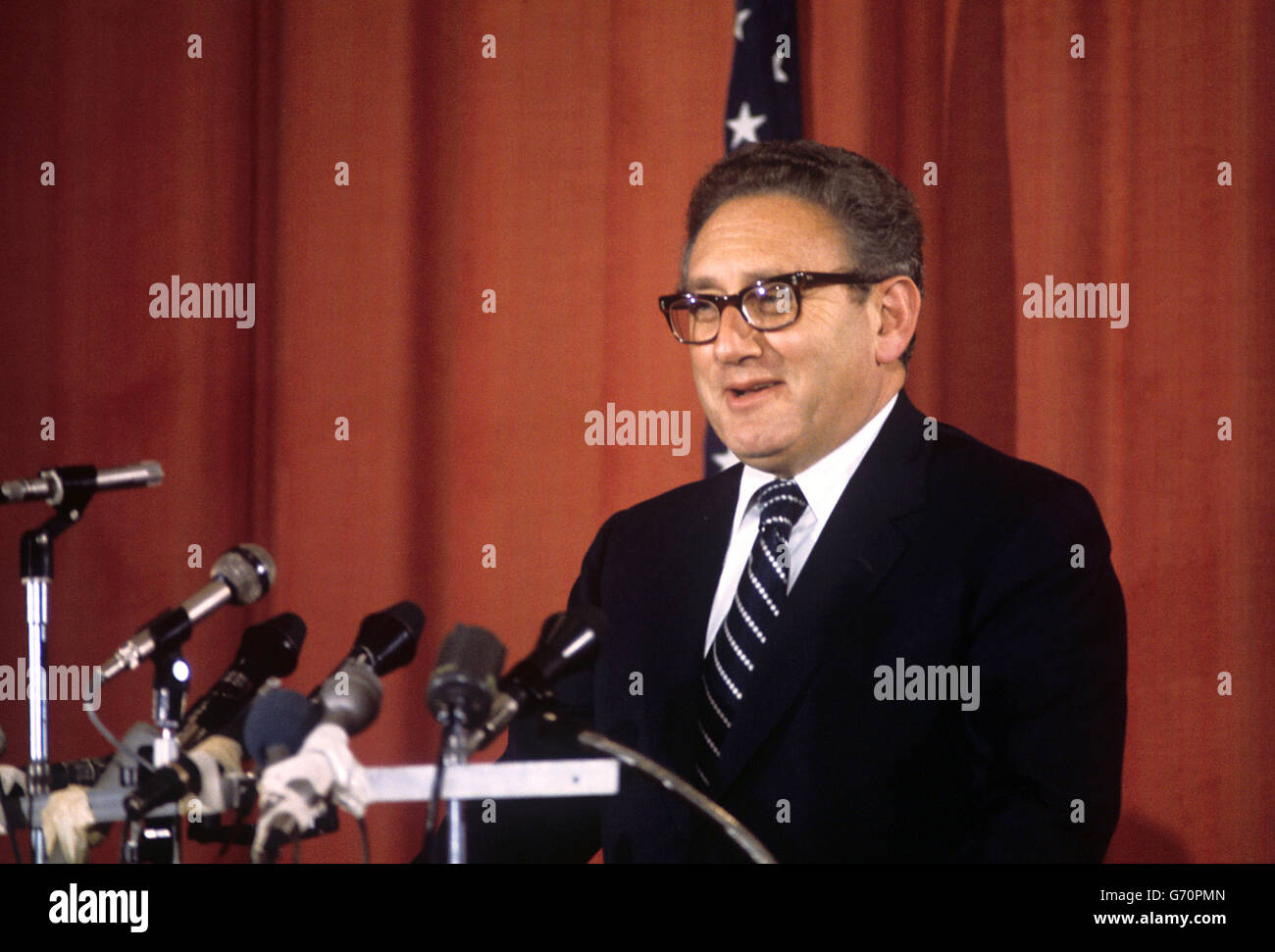 Le Dr Henry Kissinger, secrétaire d'État américain, lors d'une conférence de presse de l'ambassade américaine à la fin de sa visite d'une journée à Londres. Banque D'Images