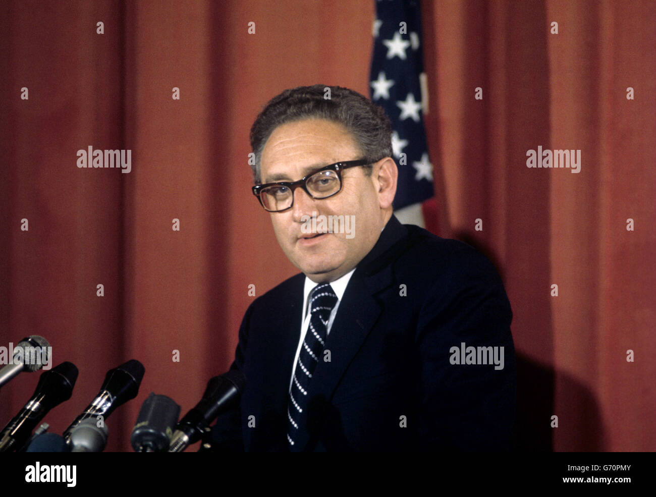 Le Dr Henry Kissinger, secrétaire d'État américain, lors d'une conférence de presse de l'ambassade américaine à la fin de sa visite d'une journée à Londres. Banque D'Images