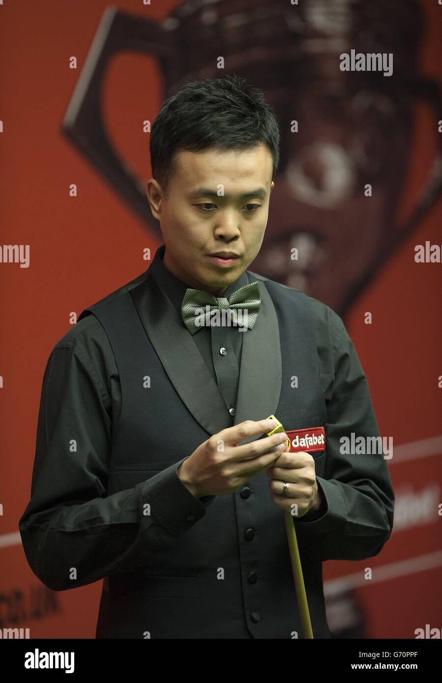 Marco Fu lors de son match contre Martin Gould lors des championnats du monde de snooker de Dafabet au Crucible, Sheffield. Banque D'Images