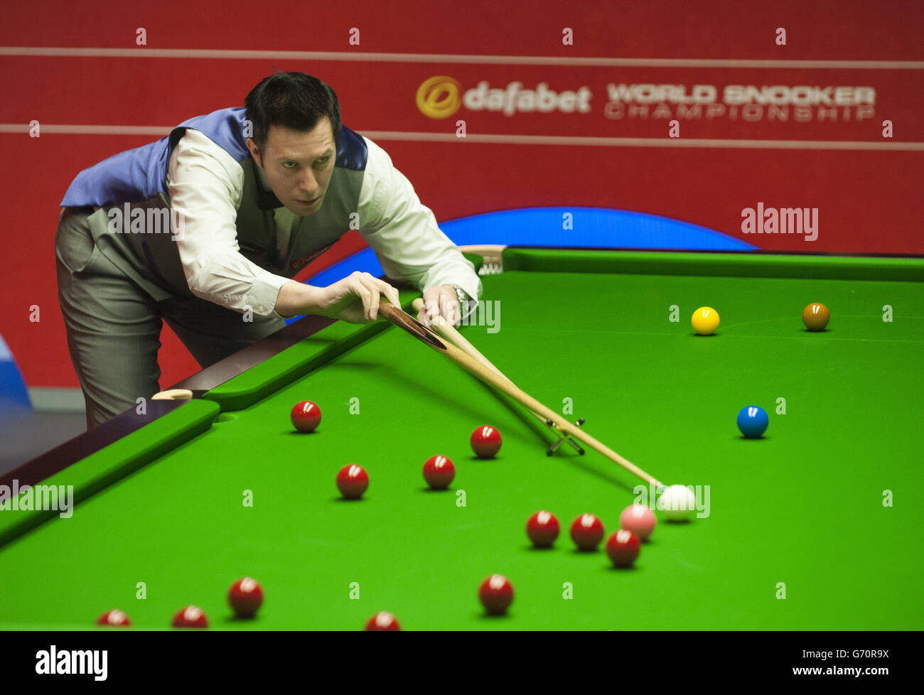 Dominic Dale en action pendant son match contre Mark Davis lors des championnats du monde de snooker de Dafabet au Crucible, Sheffield. Banque D'Images