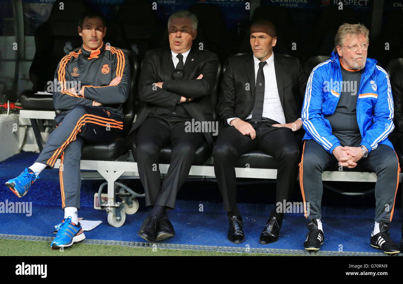 Real Madrid Head Coach Carlo Ancelotti (deuxième à gauche) Avec  l'entraîneur Paul Clement (à gauche) et l'entraîneur adjoint Zinedine  Zidane (deuxième à droite Photo Stock - Alamy