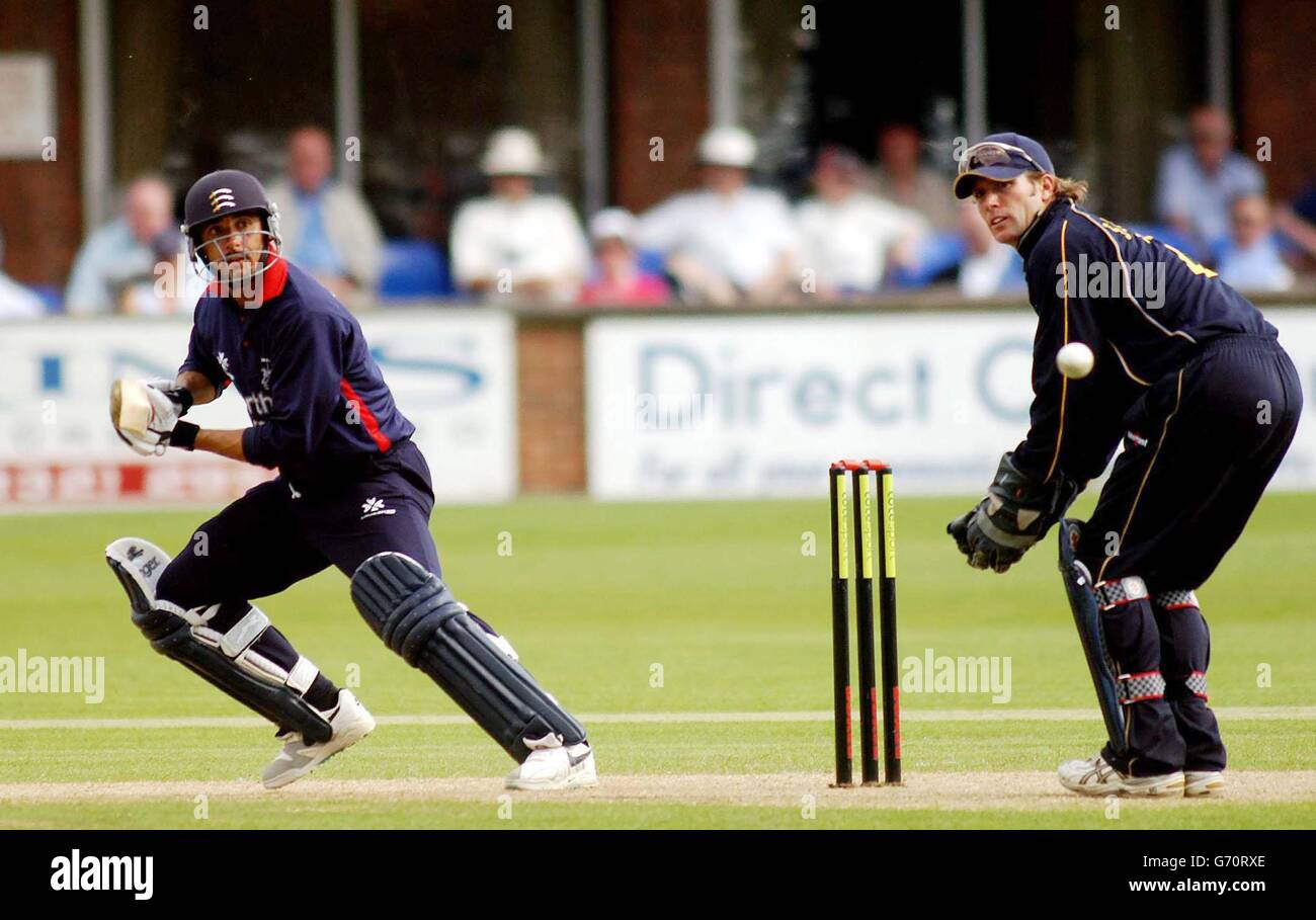 Paul Weekes (à gauche) de Middlesex Crusaders débarque quatre fois au bowling de Paul Havell de Derbyshire Scorpions pendant le match de championnat du comté de Frizzell au terrain du comté, Derby. Banque D'Images