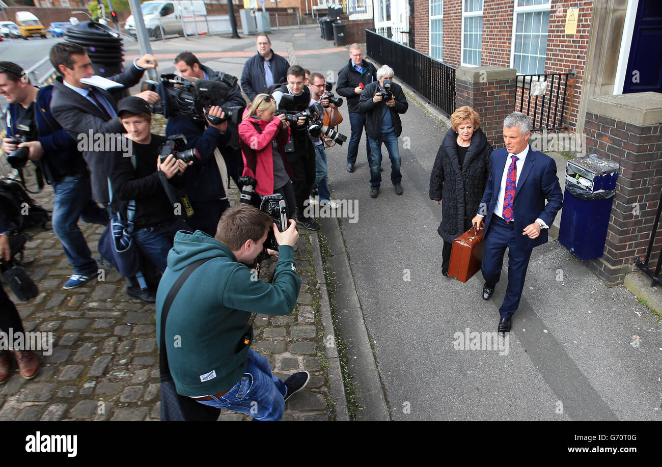 Barbara KNOX, actrice de la rue couronnement, quitte le tribunal des magistrats de Macclesfield, avec son avocat Nick Freeman (à droite), après avoir comparu devant le tribunal accusé de conduite avec un verre. Banque D'Images