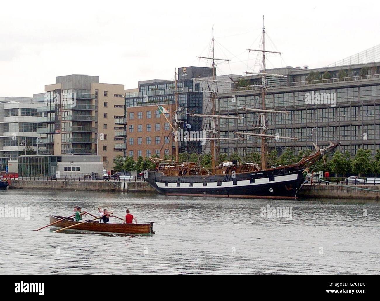 Le Jeanie Johnston a amarré sur la rivière Liffey à Dublin. L'équipage à bord du navire se préparait ce soir à mettre la voile sur un voyage de quatre mois autour de l'Irlande. Le premier port d'appel du bateau de la famine réplique sera Derry, où il s'arrêtera pendant deux jours ce week-end avant de se rendre à Belfast, puis de retour à Derry et à Killybegs. Quelque 5,000 personnes ont visité le bateau pendant le week-end des vacances en banque, où il a été amarré sur Custom House Quay, Dublin. Banque D'Images