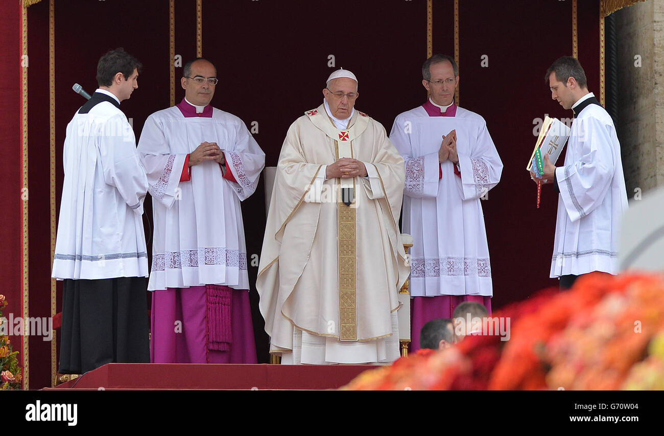Le Pape François (au centre) participe à la canonisation historique des  Papes Jean XXIII et Jean-Paul II sur la place Saint-Pierre à Rome Photo  Stock - Alamy