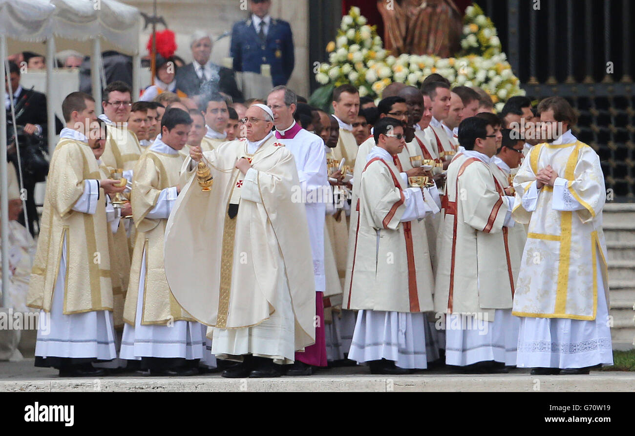 Le pape François participe à la canonisation historique des Papes Jean XXIII et Jean-Paul II sur la place Saint-Pierre à Rome. Banque D'Images