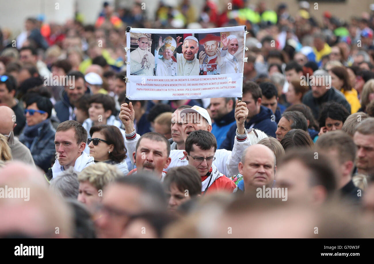 Les fidèles de la place Saint-Pierre à Rome pendant la canonisation historique des Papes Jean XXIII et Jean-Paul II Banque D'Images