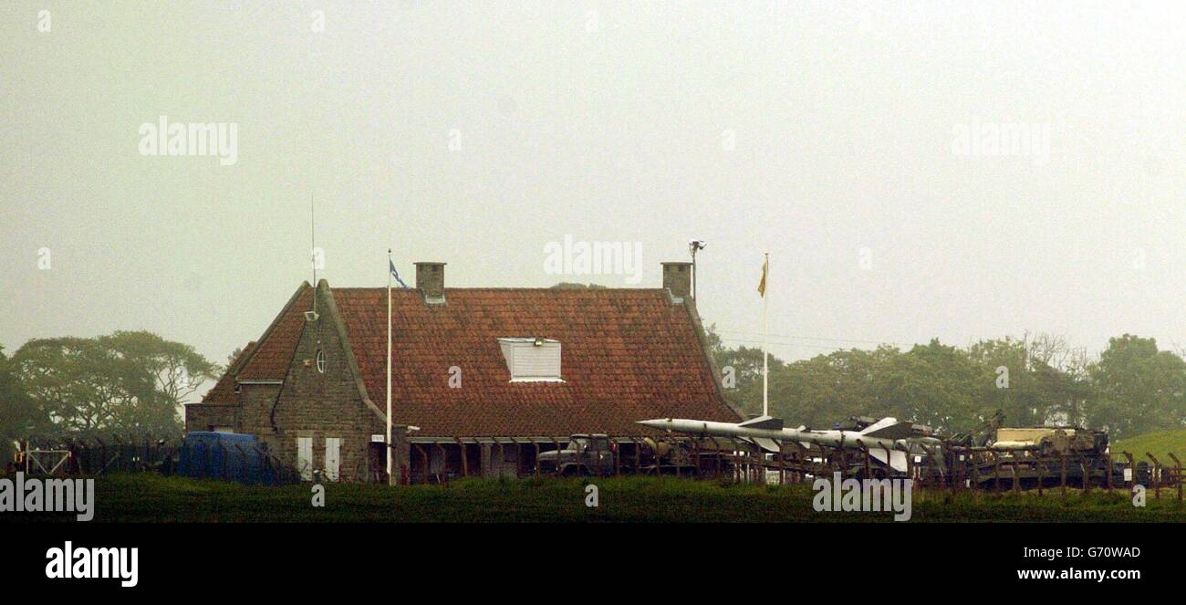 L'homme se brise en bunker secret Banque D'Images