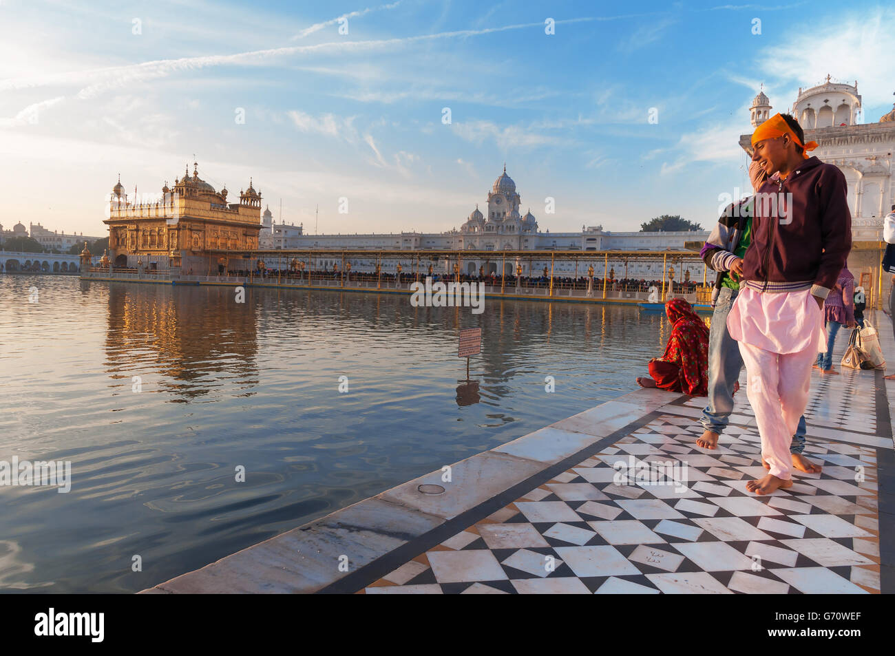 Jeune Inconnue les hommes sikhs visiter Harmandir Sahib (Temple d'or aussi arbar Sahib) Banque D'Images