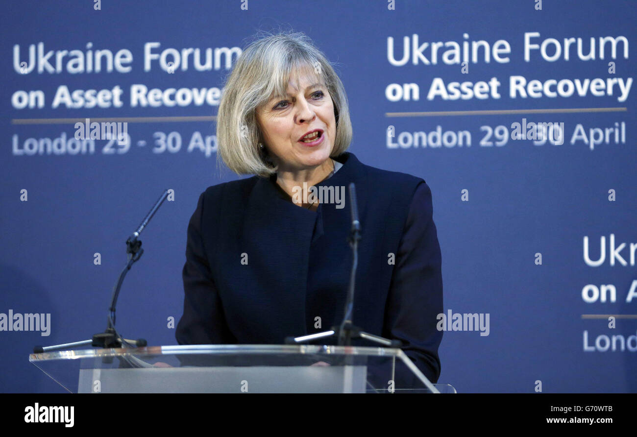 Theresa May, ministre de l'intérieur, s'exprime lorsqu'elle ouvre le Forum ukrainien sur la récupération des actifs à Lancaster House à Londres. Banque D'Images