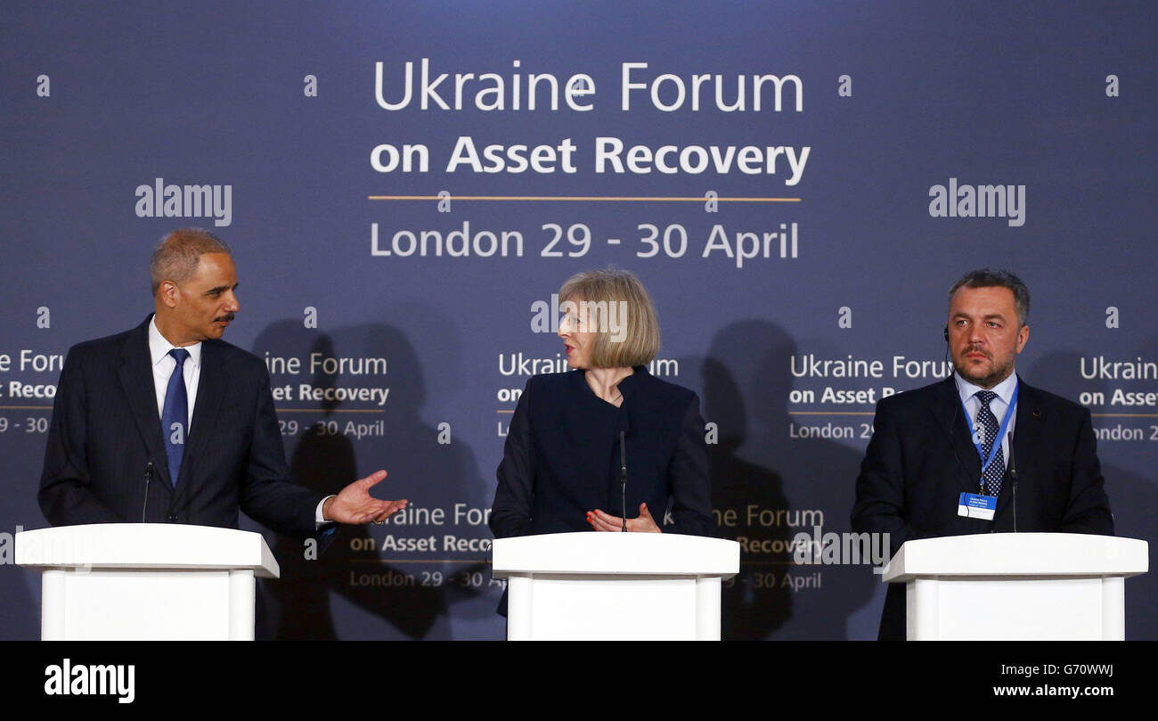 (À partir de la gauche) le procureur général des États-Unis, Eric Holder, la secrétaire à l'intérieur, Theresa May, et le procureur général par intérim de l'Ukraine, Oleh Makhnitsky, assistent à une conférence de presse au Forum de l'Ukraine sur la récupération des actifs à Lancaster House à Londres. Banque D'Images