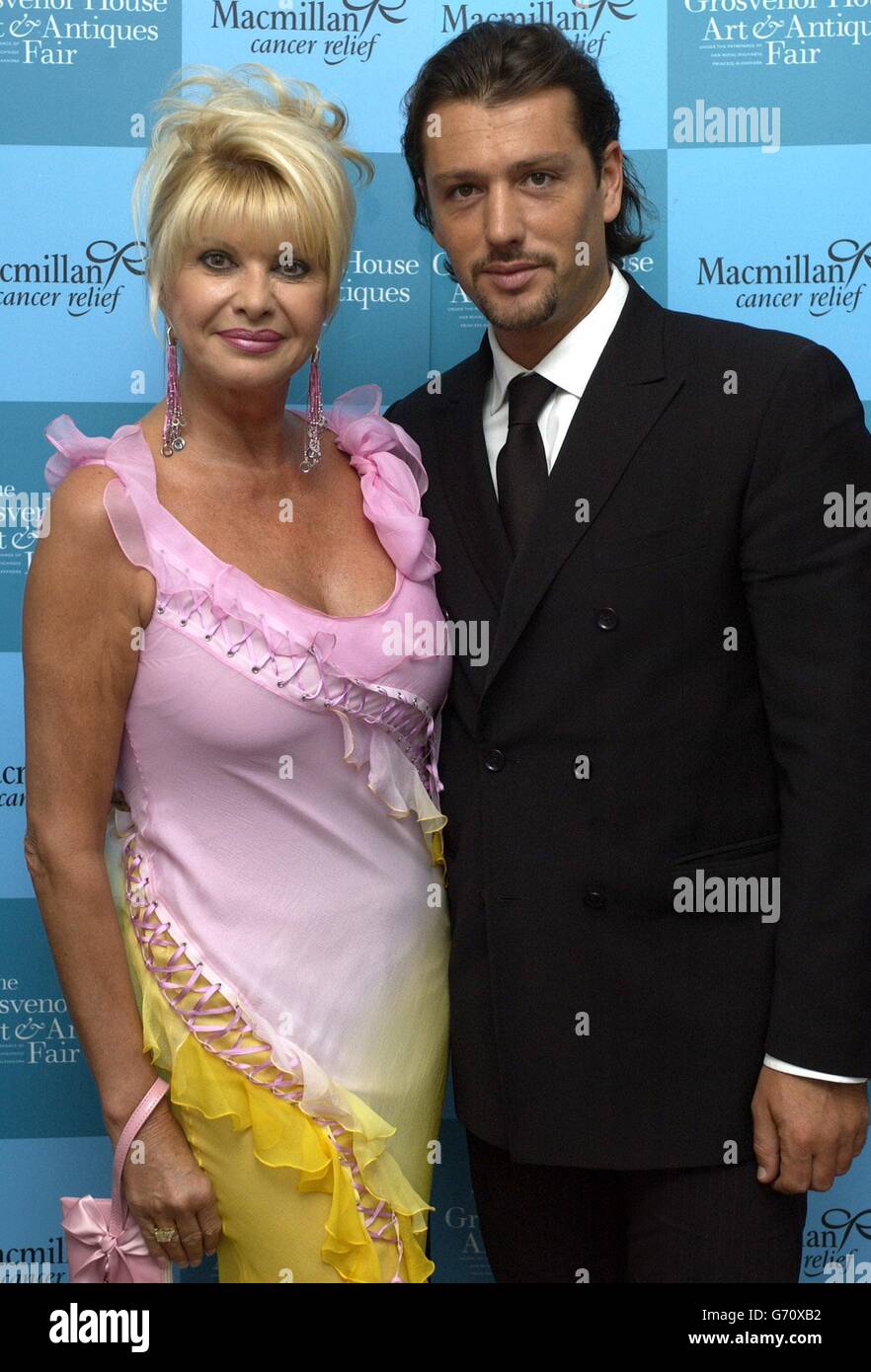 Ivana Trump et son petit ami, le modèle italien Rossano Rubicondi, arrivent pour la soirée de gala de charité à la Grosvenor House Art & Antiquités Fair sur Park Lane dans le centre de Londres en aide à Macmillan cancer relief. Banque D'Images